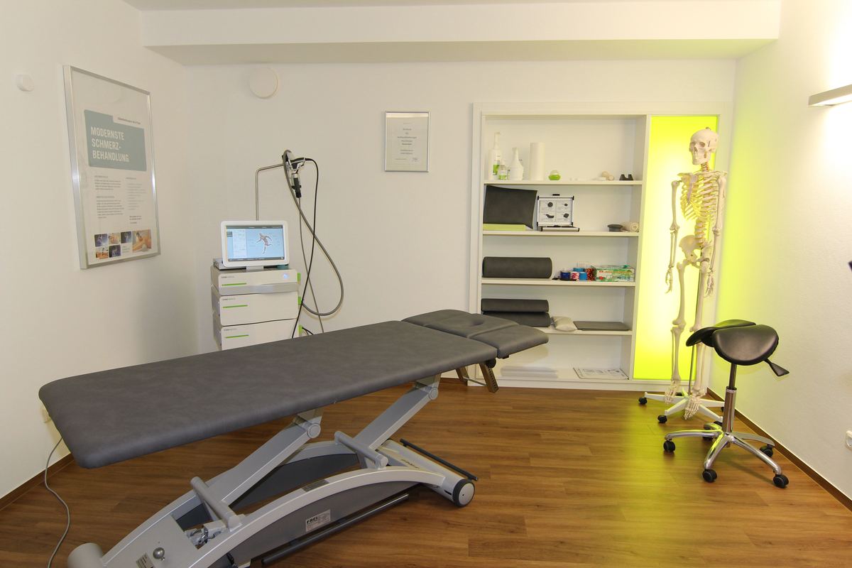 Heller Behandlungsraum mit Therapieliege im Therapiezentrum Dentl