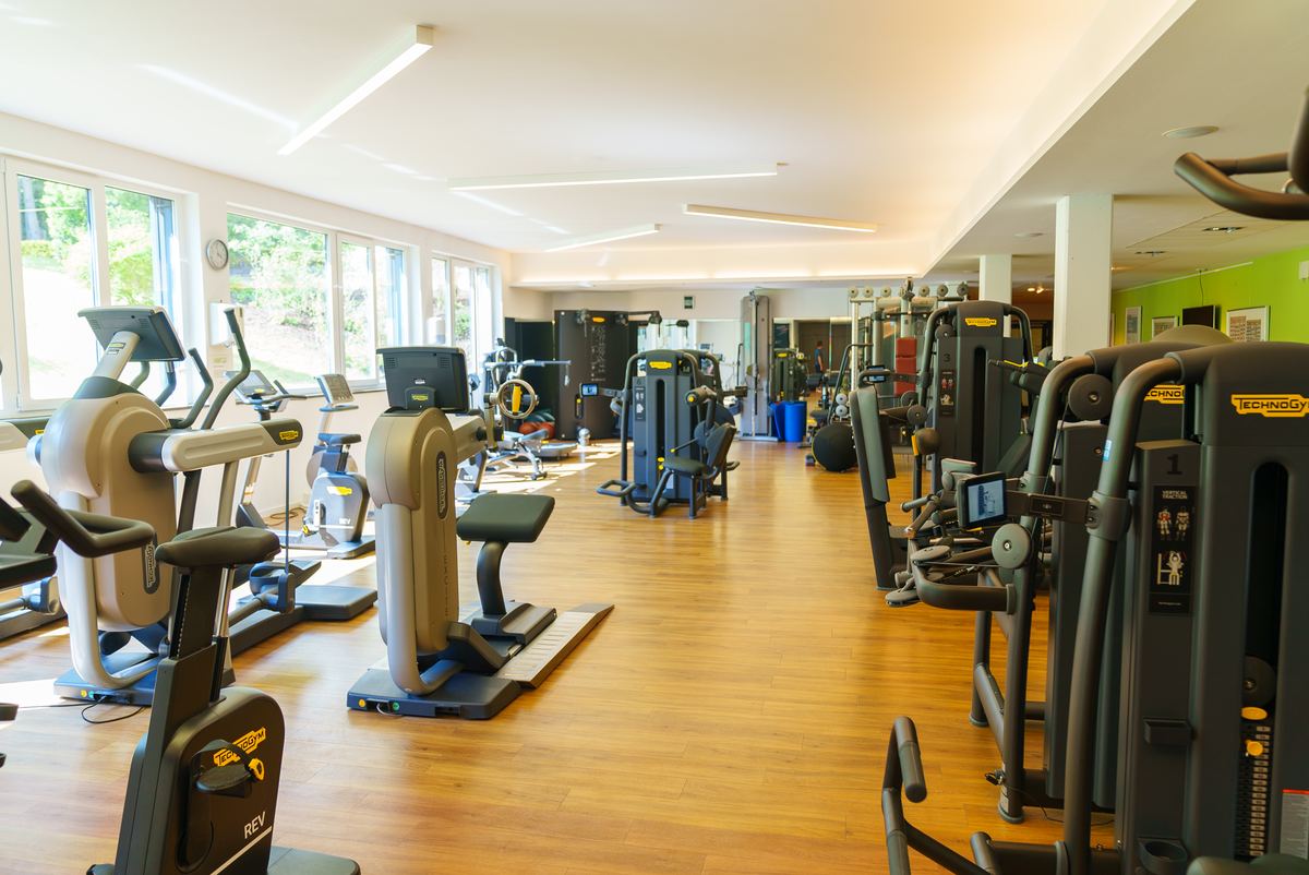 Helle Trainingsfläche des Gesundheitszentrums Dentl mit Geräten von TechnoGym