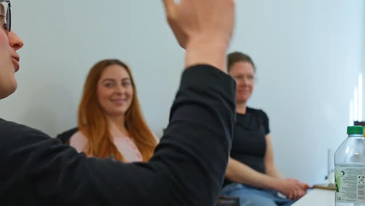 Zwei Kolleginnen des Therapie- & Gesundheitszentrums Dentl lachen im Gespräch