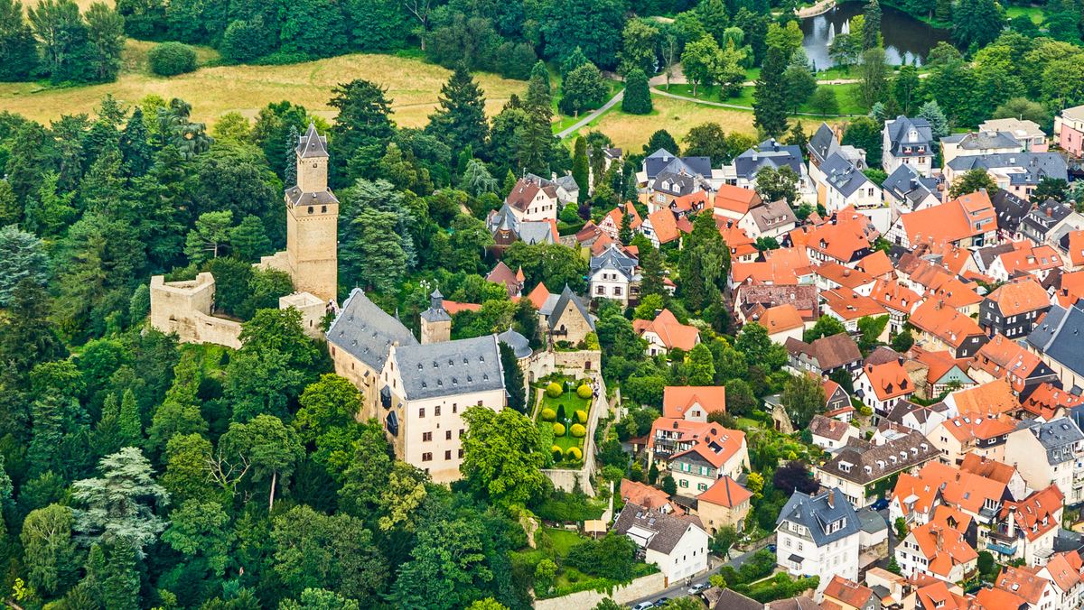 Luftbild der Kronberger Altstadt mit der Burg Kronberg im Taunus